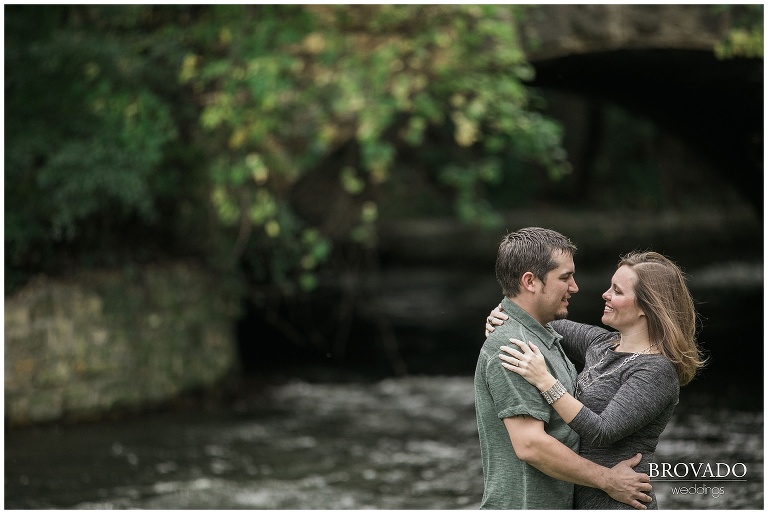 Minnehaha falls engagement photos, MN wild jersey engagment photos, waterfall, fall engagements, park engagement shoot