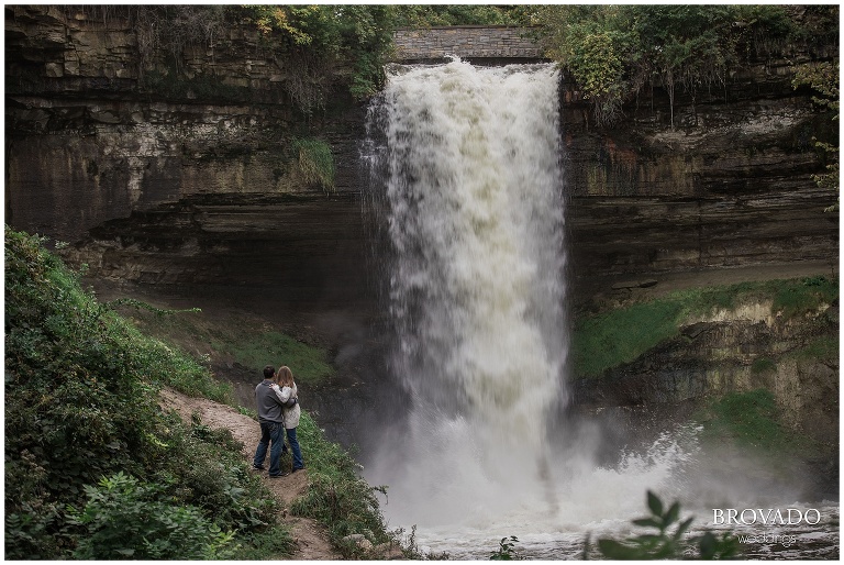Minnehaha falls engagement photos, MN wild jersey engagment photos, waterfall, fall engagements, park engagement shoot