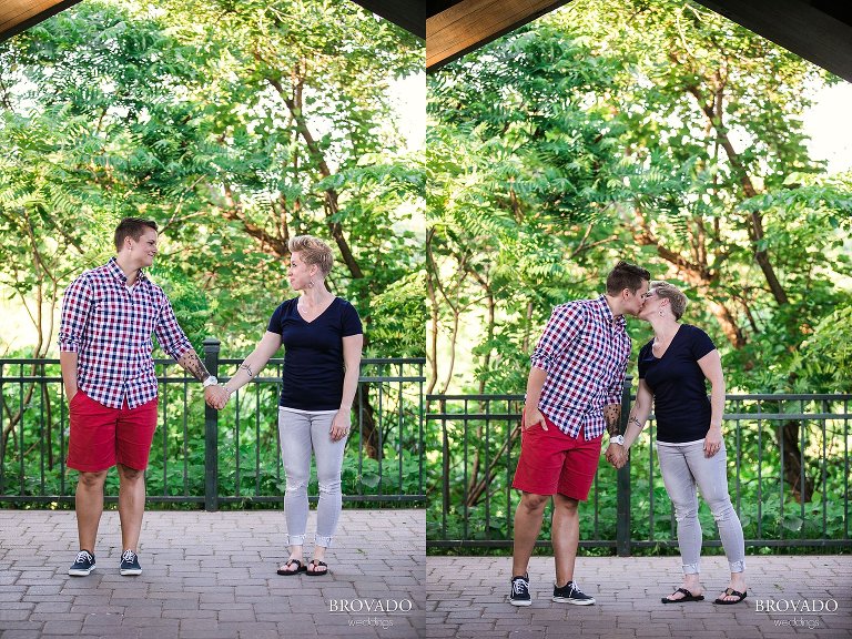 Anna and Cil kissing under an archway
