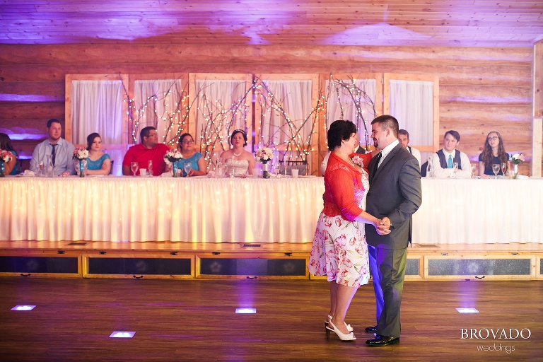 Groom and his mother during first dance
