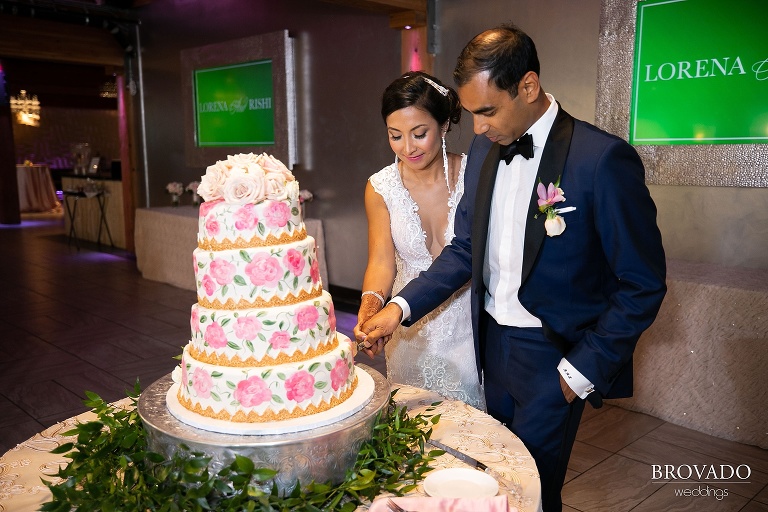Rishi and Lorena cutting the cake
